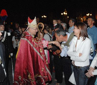vescovo benedice